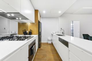 Next To Station 3 Min Walk to Shops 2 Cars - 9