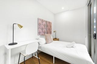 Next To Station 3 Min Walk to Shops 2 Cars - 3