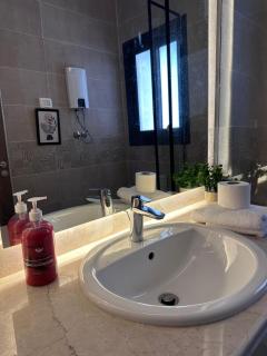 Sunlit Comfort-Designer Flat In Privado Madianty - 8