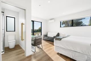 New Contemporary Studio Escape - 7