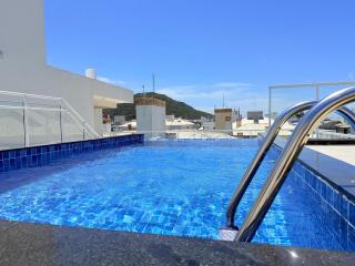 Residencial com piscina de borda infinita a poucos passos da praia e próxima à sorveteria - 7