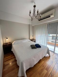 Cómodo, a metros del Shopping Abasto - 0