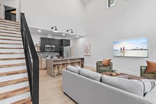 Modern Glass-Front Retreat l Stunning Nature Views - 1