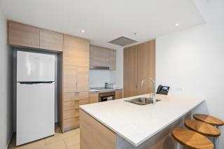 Breezy Seaview 2BR Apt in Broadbeach - 7