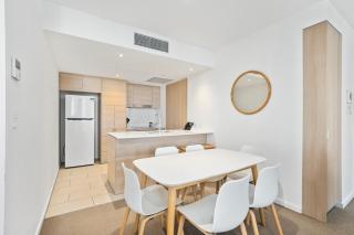 Breezy Seaview 2BR Apt in Broadbeach - 8