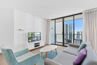 Breezy Seaview 2BR Apt in Broadbeach - 3