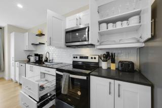Spacious 5BR Home KING Bed Wi-Fi Parking - Bloomfield - 2
