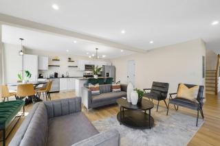 Spacious 5BR Home KING Bed Wi-Fi Parking - 8