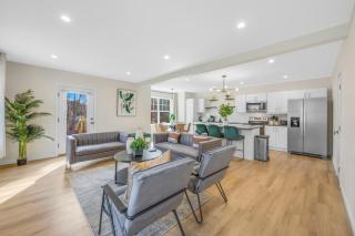 Spacious 5BR Home KING Bed Wi-Fi Parking - 7