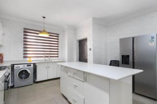 Oniru VI BR 3BA - Spacious, Fast Wifi, Pool, Free Parking - 1