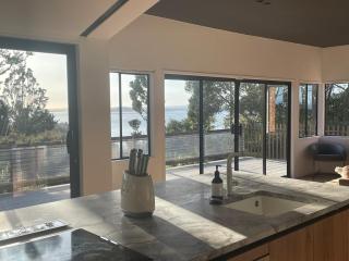 Spacious tree house with stunning harbour views - 6