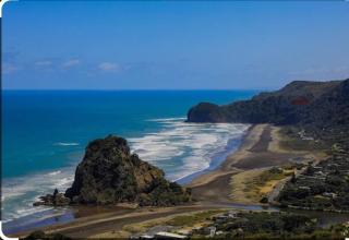 Spacious tree house with stunning harbour views - 4