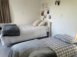 Spacious tree house with stunning harbour views - Auckland - 2