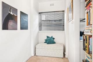 Sunny 1-Bed with Parking near Arts Precinct - 7
