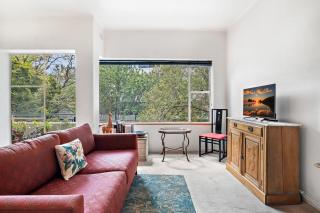 Sunny 1-Bed with Parking near Arts Precinct - 9