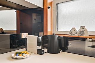 Sunny 1-Bed with Parking near Arts Precinct - 4