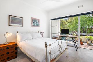 Sunny 1-Bed with Parking near Arts Precinct - 1