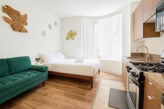 Modern 1BR Retreat in Marina del Rey - Pool, Hot Tub & Gym, Sauna - Los Angeles - 4