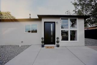 The White House, A Unique ABQ Stay in Central Location near Uptown - 7