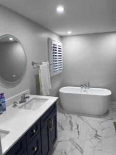 Beautiful Lake Side Neighbourhood Home in Ajax, ON - 1