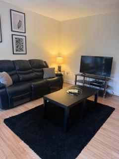 2BR Apartment with Parking Near Southside and Queens Park - 0