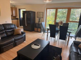 2BR Apartment with Parking Near Southside and Queens Park - 9