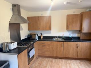 2BR Apartment with Parking Near Southside and Queens Park - 8
