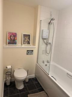 2BR Apartment with Parking Near Southside and Queens Park - 6