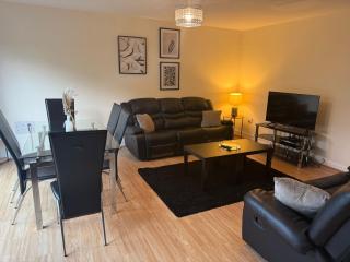 2BR Apartment with Parking Near Southside and Queens Park - 4