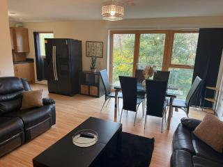 2BR Apartment with Parking Near Southside and Queens Park - 2