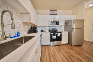 Cozy Stylish Stay With Amenities - Houston - 2