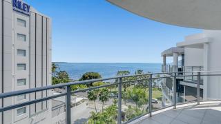 Ocean View 3-Bedroom Apartment on the Esplanade - 9