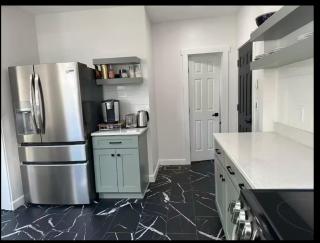 Contemporary Private En-Suite - Steps to Cleaveland Clinic - Cleveland - 3