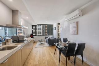 Bright & Stylish 2BD 1BR City Apartment - 9