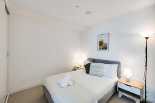 Bright & Stylish 2BD 1BR City Apartment - 5