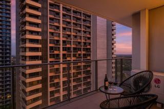 Bright & Stylish 2BD 1BR City Apartment - 2