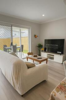 Brand New 5 Bedroom Park Ridge Family Home, Fast WIFI, Secure Parking - 9