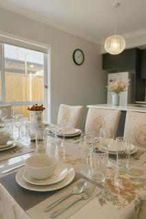 Brand New 5 Bedroom Park Ridge Family Home, Fast WIFI, Secure Parking - 3