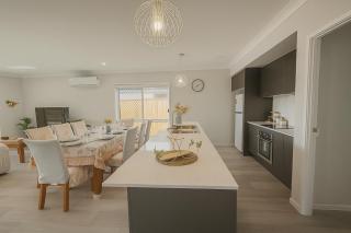 Brand New 5 Bedroom Park Ridge Family Home, Fast WIFI, Secure Parking - 8