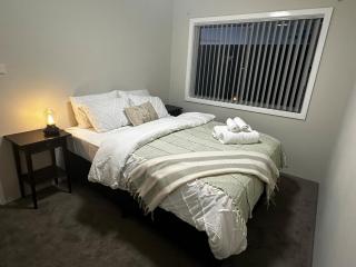 Modern Crestwood Retreat - 2BR Near Canberra City - 4