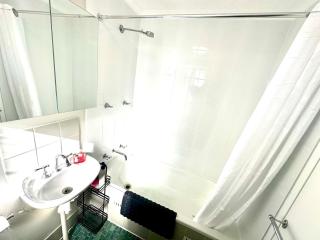 Modern Crestwood Retreat - 2BR Near Canberra City - 1