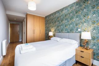 Chic 2-Bed Flat with River Liffey Views - 12 Mins to Grand Canal Dock Station - 5