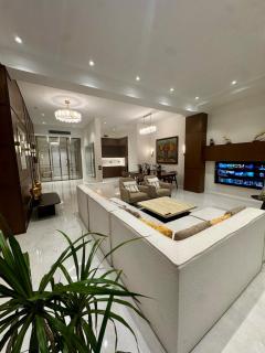 3-Bedroom Central Apartment with Gym - 9