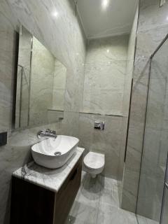 3-Bedroom Central Apartment with Gym - 1