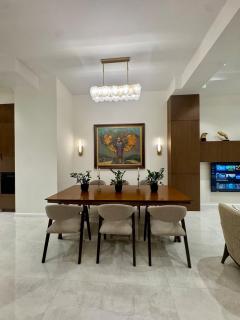 3-Bedroom Central Apartment with Gym - 2