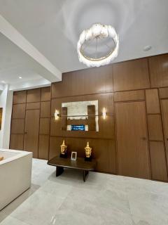 3-Bedroom Central Apartment with Gym - 3