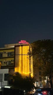 Hotel Royal Crystal Inn - 9