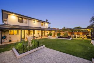 4 Magical Majestic Home Sleeps 8 Huge Backyard - 7