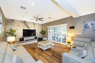 4 Magical Majestic Home Sleeps 8 Huge Backyard - 9