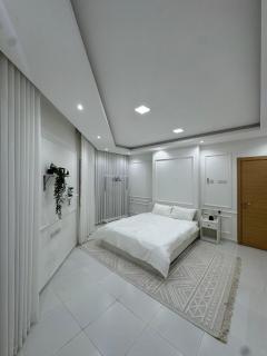 Spacious and luxurious 1BR Apartment in Al Qurum - 9